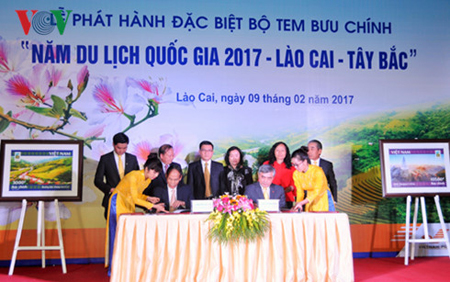 Lãnh đạo Bộ Thông tin và Truyền thông và Ủy ban nhân dân tỉnh Lào Cai ký phát hành bộ tem.